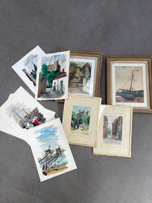 beaucoup de tableaux posés par terre