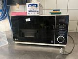 un micro-ondes posé sur le comptoir d'une cuisine