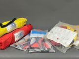 trois sacs contenant des provisions d'urgence posés sur une table