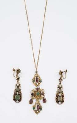 une collection de bijoux comprenant un collier, des boucles d'oreilles et une bague