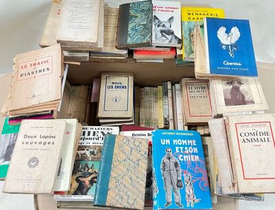 plusieurs livres empilés sur une table