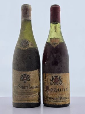 deux bouteilles de vin posées sur une table l'une à côté de l'autre