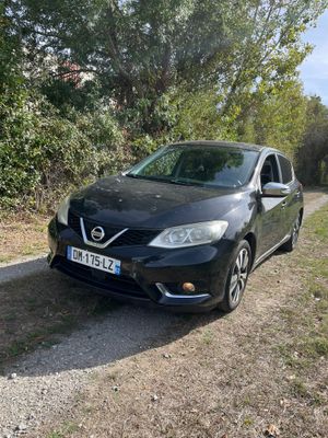 la voiture noire est garée sur le bord de la route