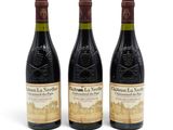 trois bouteilles de vin rouge posées l'une à côté de l'autre sur une surface blanche