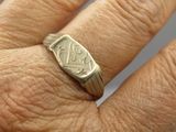 la main d'un homme à laquelle est passée une bague en or