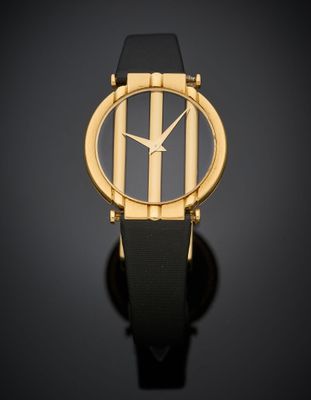 gros plan d'une montre en or sur une surface noire