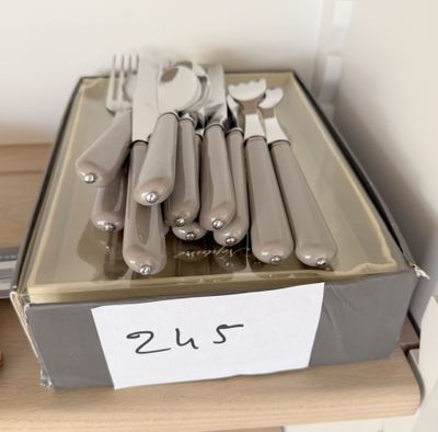 une boîte d'argenterie posée sur une table, avec une étiquette de prix
