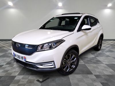 le suv blanc est garé sur le sol en damier d'une pièce