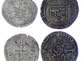 quatre types différents de pièces d'argent sur fond blanc