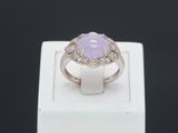 Gros plan sur une bague contenant une pierre violette