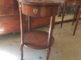 une petite table sur laquelle se trouve un miroir