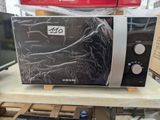 un micro-ondes posé sur une table dans un magasin