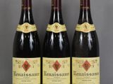 trois bouteilles de vin sont alignées sur une table