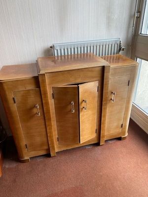 une armoire en bois à deux portes et un radiateur dans le coin