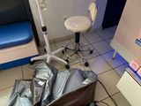 un sac posé par terre à côté d'une chaise
