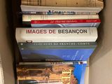 une boîte remplie de livres empilés les uns sur les autres