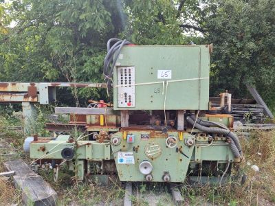 une machine qui se trouve au milieu d'un champ