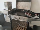 un barbecue posé dans un coin de la pièce