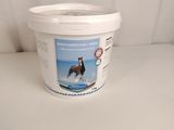 un seau de nourriture pour chevaux posé sur une table