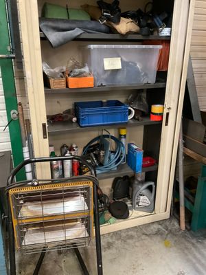 un chariot métallique devant une porte de garage