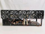 une image représentant un bloc d'alimentation d'ordinateur avec ventilateur et câble d'alimentation