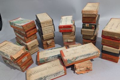 plusieurs livres empilés sur une table