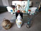 une table en verre sur laquelle sont posés un vase et d'autres vases, dans un salon