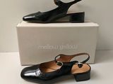 les chaussures noires sont posées sur la boîte, à côté de celle-ci