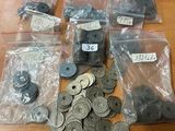 de nombreuses pièces de monnaie de toutes sortes, rangées dans des sachets posés sur une table