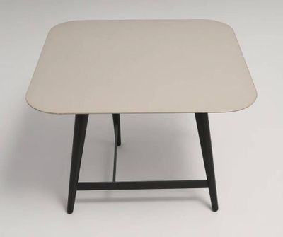 une table blanche avec des pieds noirs et un plateau blanc