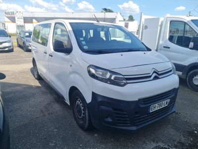 une camionnette blanche garée sur un parking aux côtés d'autres véhicules