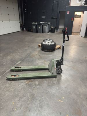 a picture of a pallet sitting in a warehouse