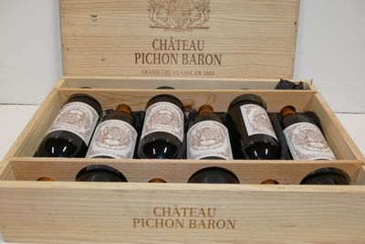 une caisse en bois contenant six bouteilles de vin