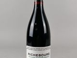 la bouteille de vin est posée sur la table, prête à être consommée