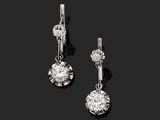 une paire de boucles d'oreilles en diamant sur fond noir