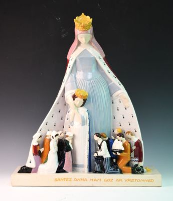 figurine représentant une statue de femme coiffée d'une couronne, entourée d'autres figurines