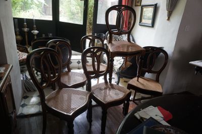 quatre chaises placées au milieu d'une pièce