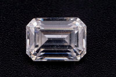 un diamant taille émeraude sur un fond noir