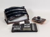 une photo d'un ensemble de bureau comprenant un miroir et un livre