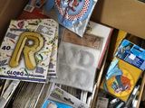 une boîte pleine d'objets assortis qui se trouvent dans la boîte