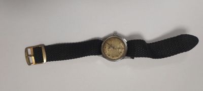 une montre posée sur un bracelet noir