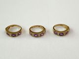trois paires de bagues en or ornées de pierres roses