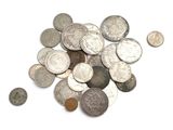 une pile de vieilles pièces de monnaie sur une surface blanche