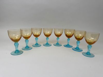 six gobelets bleus et dorés sont alignés sur une surface blanche