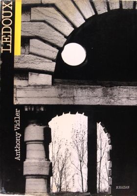 une photo en noir et blanc d'une fenêtre dans un immeuble