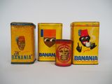 trois boîtes de bananes sont posées les unes à côté des autres sur une surface blanche