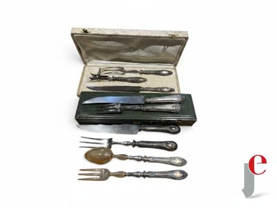 une boîte contenant un couteau, une fourchette, une cuillère et d'autres ustensiles