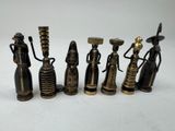 six figurines anciennes en laiton représentant des femmes tenant des cruches et buvant de l'eau