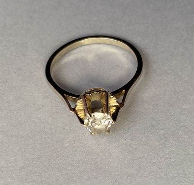 Gros plan sur une bague en or ornée d'un diamant