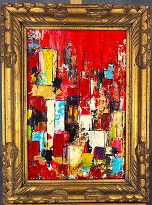 un tableau représentant un paysage urbain rouge et jaune, dans un cadre doré